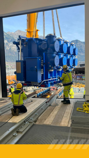 Ein großer 70-Tonnen-schwerer Großtransformator wird in die Trafokammer eingebracht. 