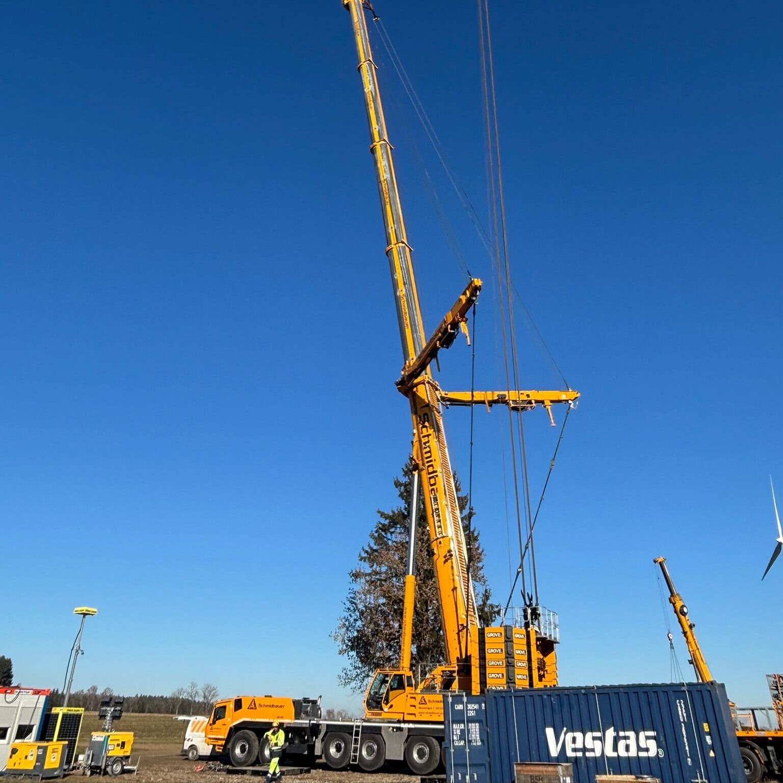 Großansicht auf den Mobilkran GMK6400 im freien Gelände mit blauen Himmel im Hintergrund.
