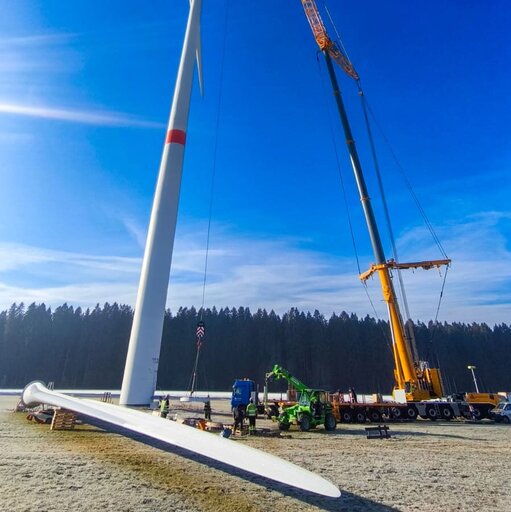 Rotorblatt einer Windkraftlage am Boden.