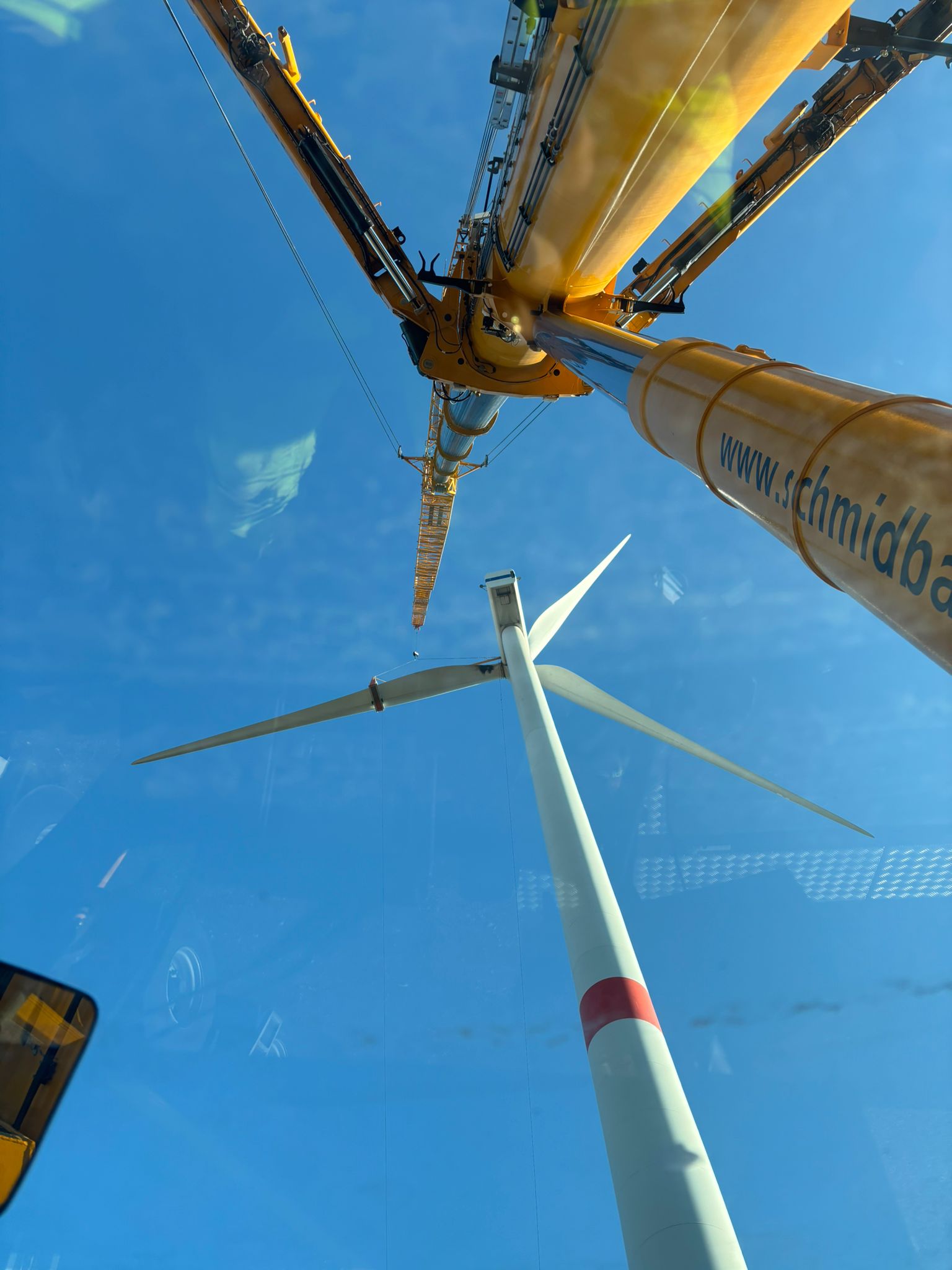 Mobilkran GMK6400-1 von Schmidbauer an einem Windrad in Denklingen.