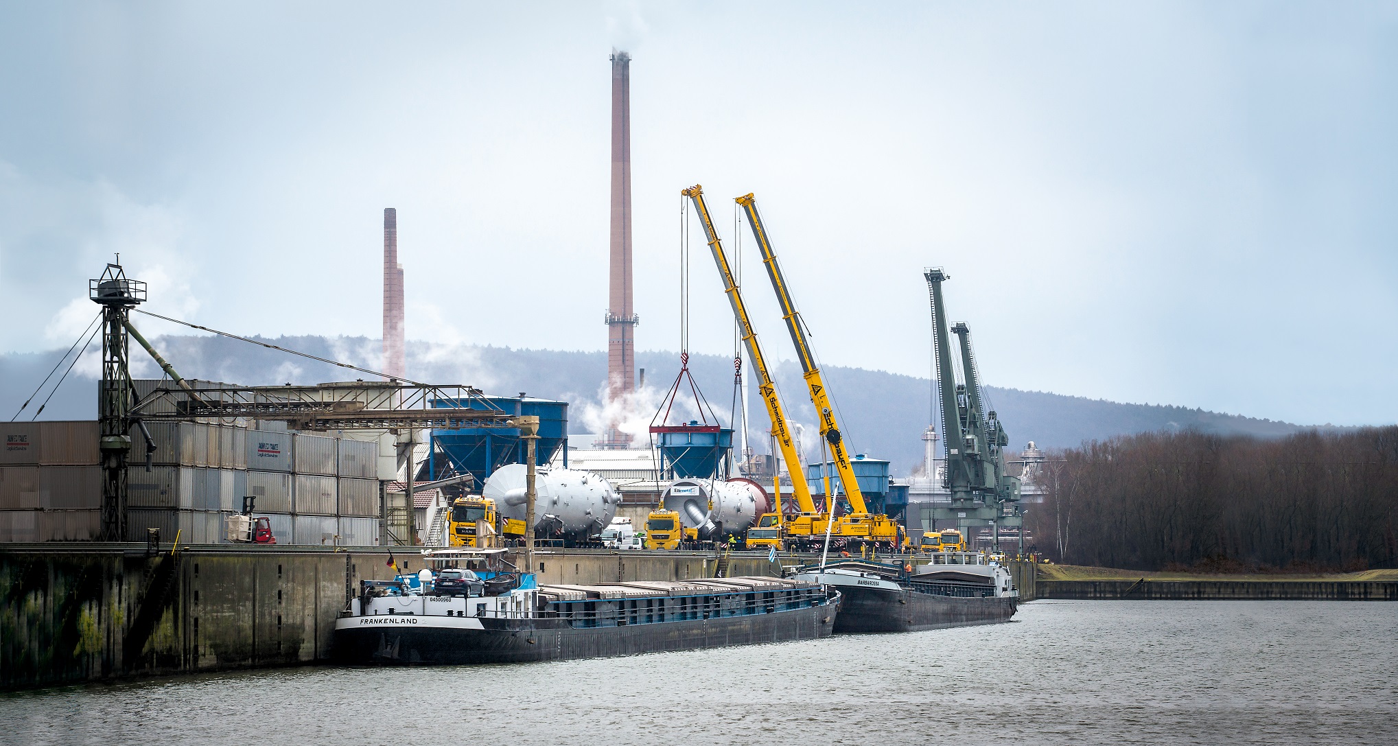 Kolonnen Transport für die Gunvor Raffinerie nach Desching bei ...