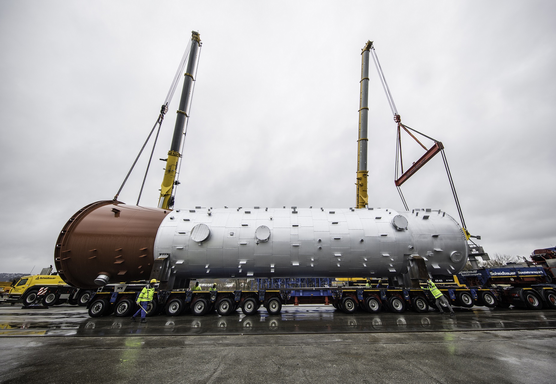 Kolonnen Transport für die Gunvor Raffinerie nach Desching bei ...