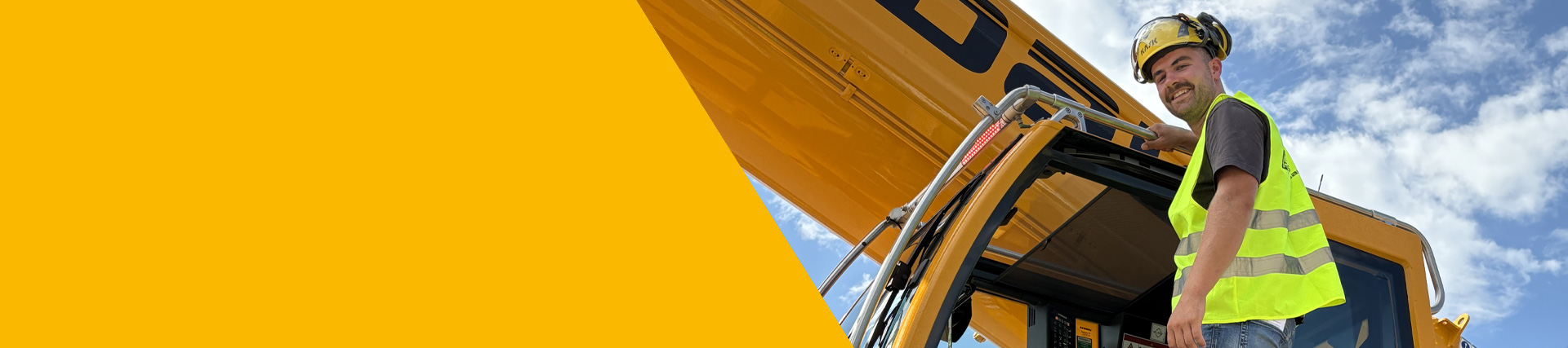 Ein lächelnder Kranfahrer auf einem Kran von Schmidbauer